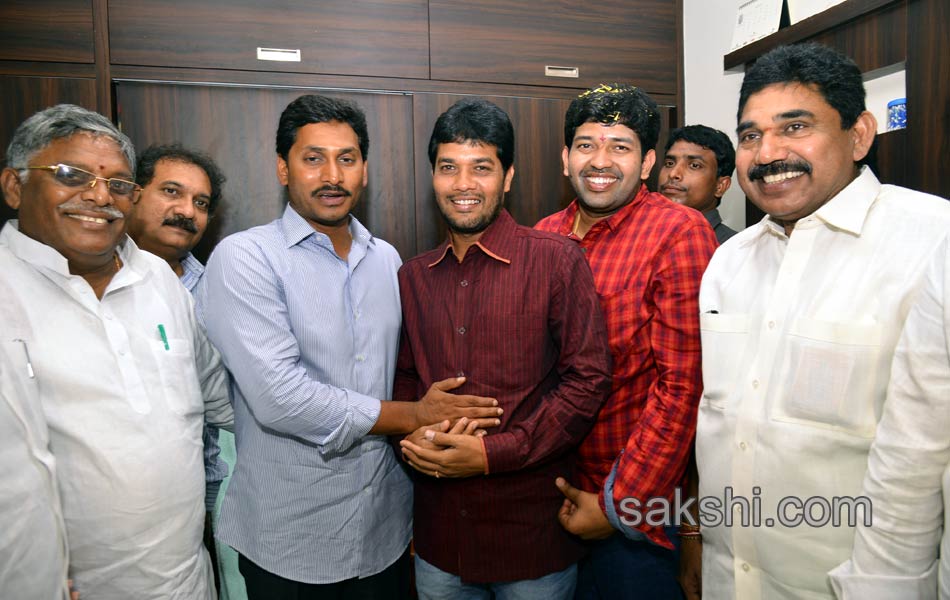 ys jagan attends marriage function - Sakshi14