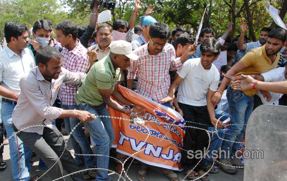 Protests at Osmania University foiled by Police - Sakshi2