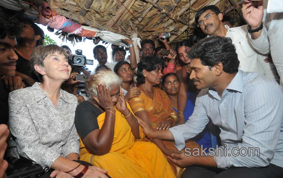 ys jagan condolence to late mountaneer mastan babu mother - Sakshi3