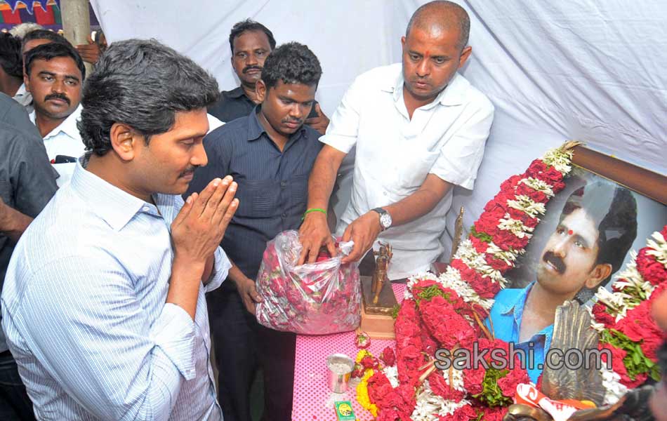 ys jagan condolence to late mountaneer mastan babu mother - Sakshi6