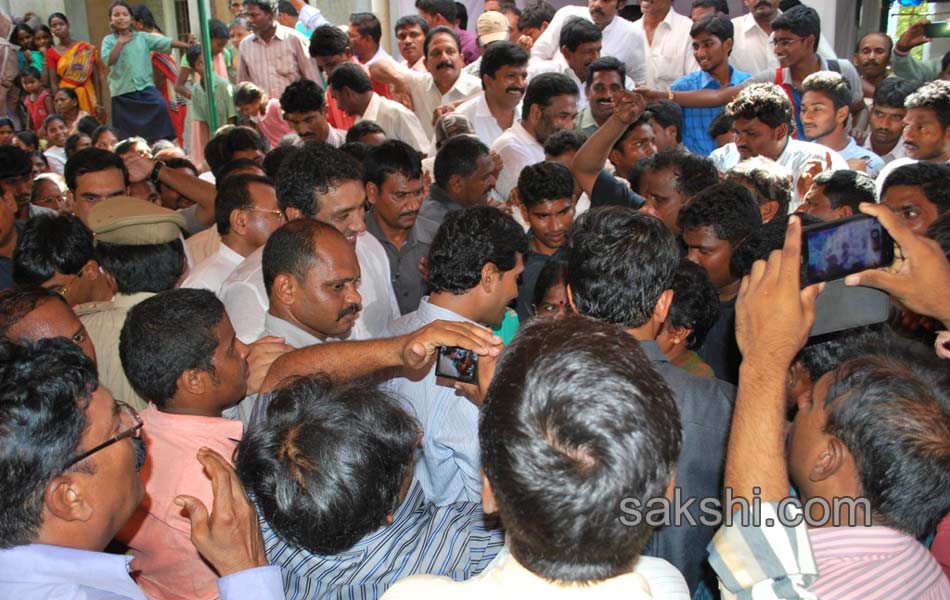 ys jagan condolence to late mountaneer mastan babu mother - Sakshi10