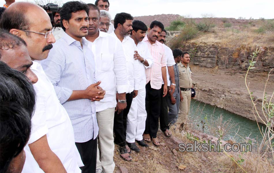 YS Jagan raithu Barosa Yatra - Sakshi4