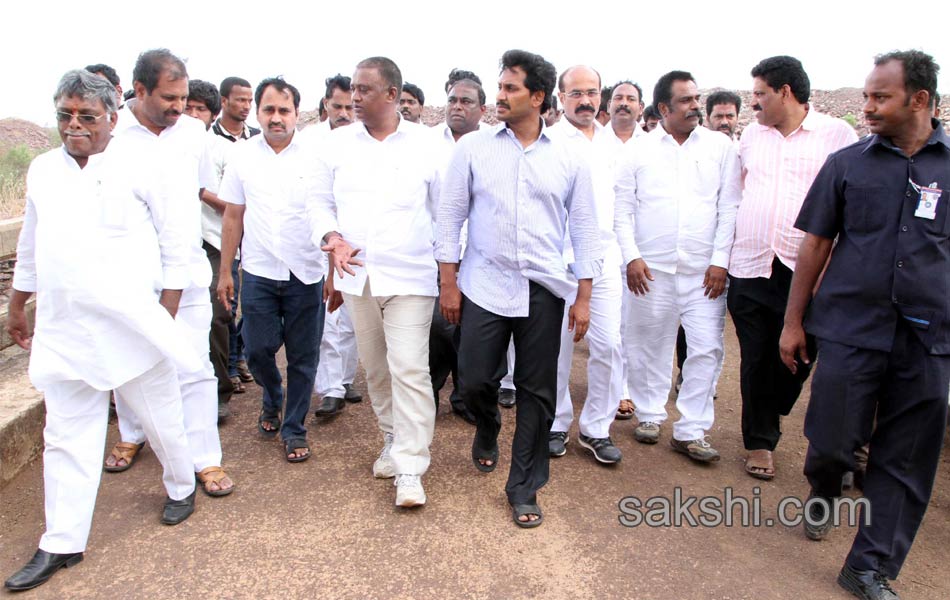 YS Jagan raithu Barosa Yatra - Sakshi2