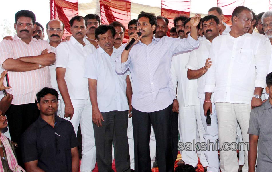 YS Jagan raithu Barosa Yatra - Sakshi5