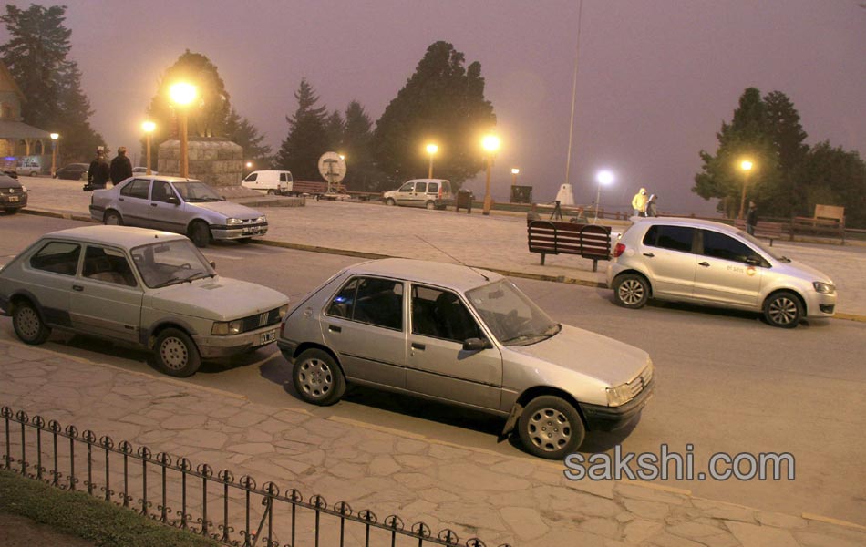 Evacuation as Calbuco volcano erupts in Chile13