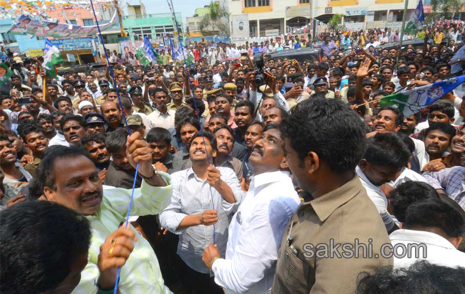 ys jagan Interacting with people - Sakshi14