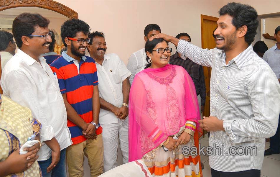 ys jagan Interacting with people - Sakshi28