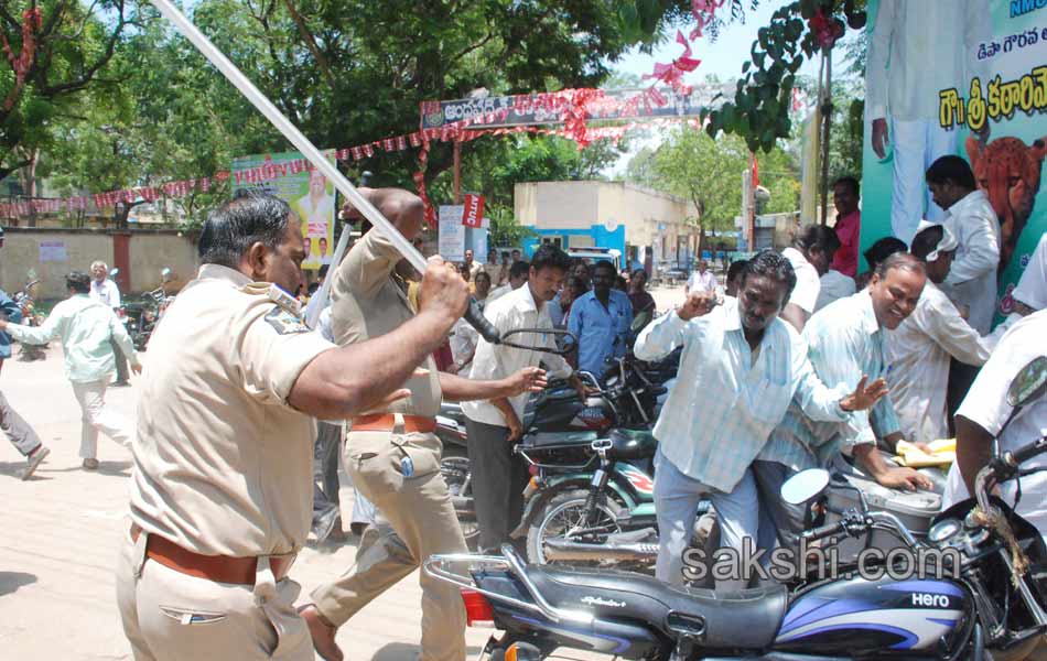 RTC strike in police lathicharge - Sakshi2