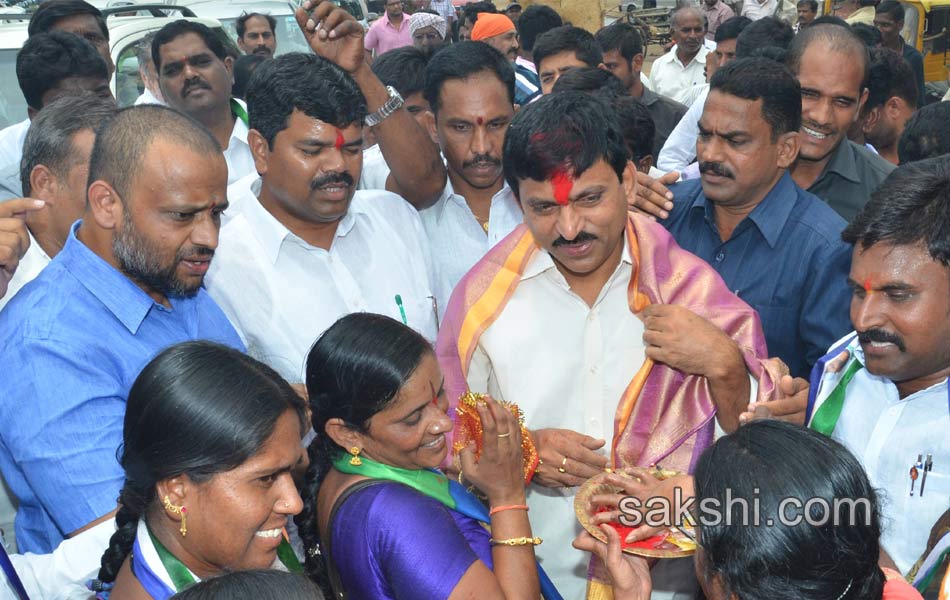 ponguleti srinivasa reddy calls off his fast - Sakshi15