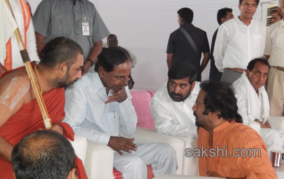 kcr lay foundation stone for yadagirigutta works to day - Sakshi2