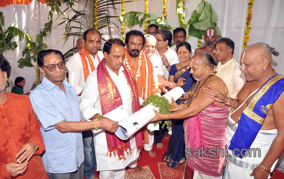 kcr lay foundation stone for yadagirigutta works to day - Sakshi11