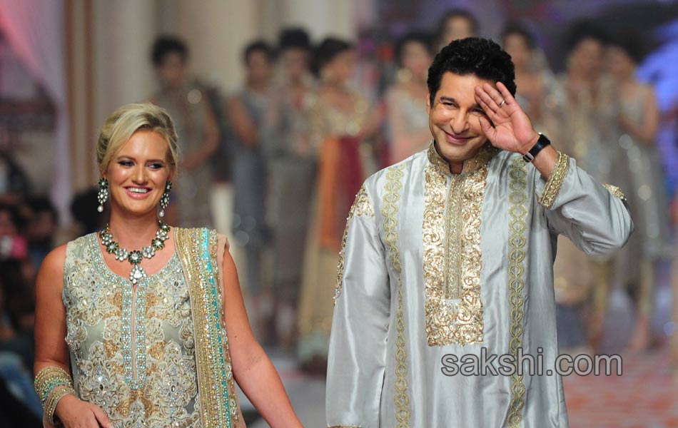 Waseem Akram in fashion show9