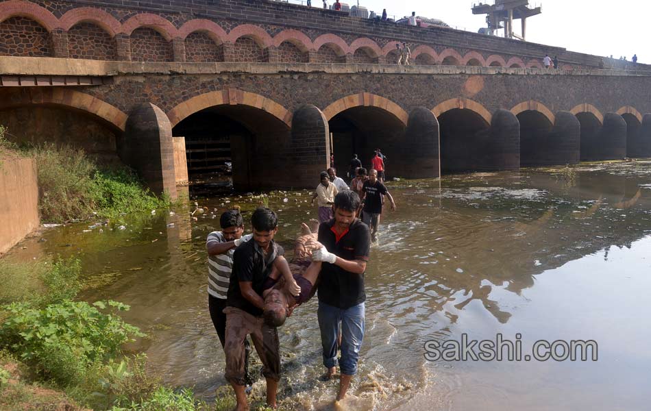 21 died in a accident at davaleswaram barrage6