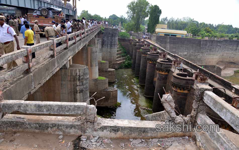 21 died in a accident at davaleswaram barrage24