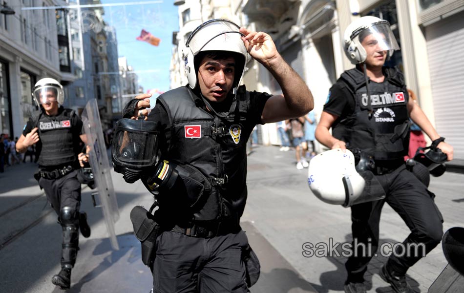 Police fire tear gas to break gay pride parade in Turkey - Sakshi1