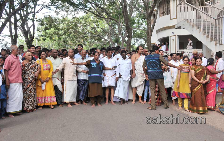 minor stampede in tirumala several injured6