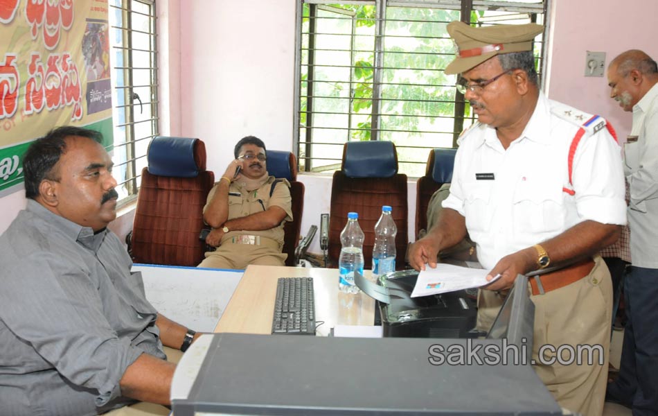 driving licence in police - Sakshi10