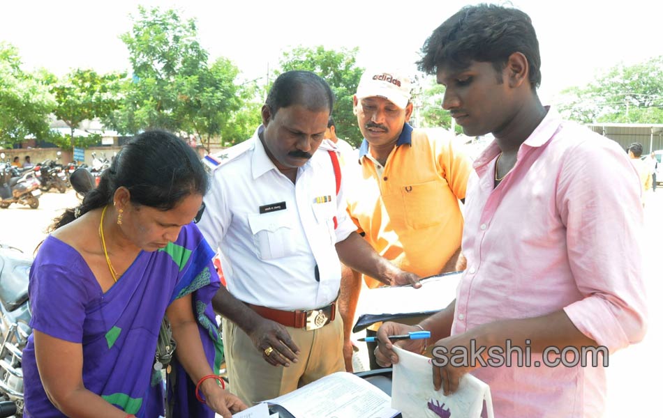 driving licence in police - Sakshi15