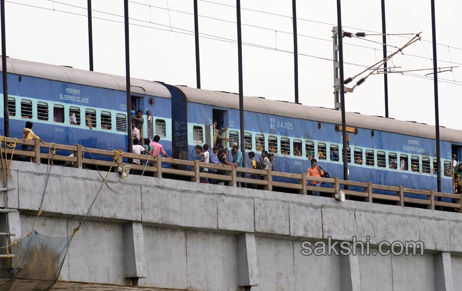 Traffic jam in AP telangana during godavari puskaras6