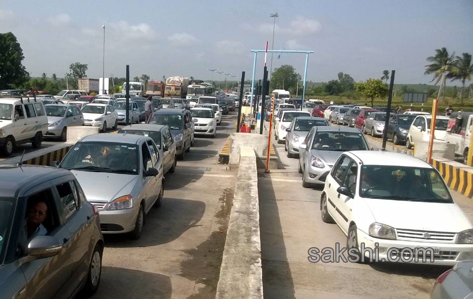 Traffic jam in AP telangana during godavari puskaras23