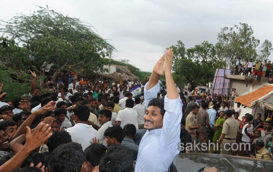 third phase of ys jagan mohan reddy paramarsha yatra begins in anantapur - Sakshi9