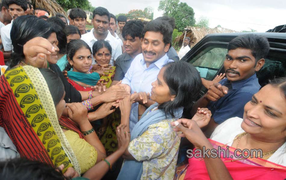 third phase of ys jagan mohan reddy paramarsha yatra begins in anantapur - Sakshi11