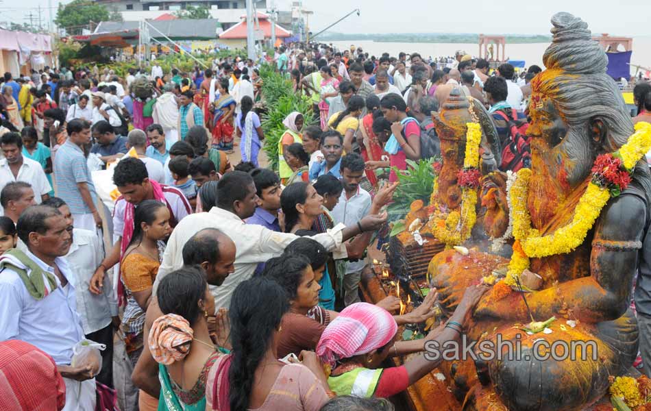 holy pushkaralu comes to Tenth day4