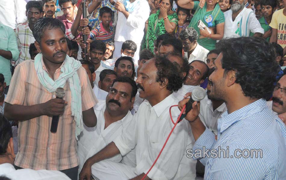 fourth  day raithu bharosa yatra - Sakshi1