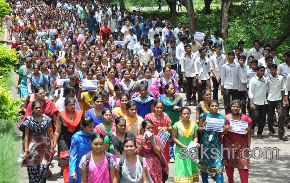 Students Staged A Dharna With The Dead Body Of Rishikeswari - Sakshi6