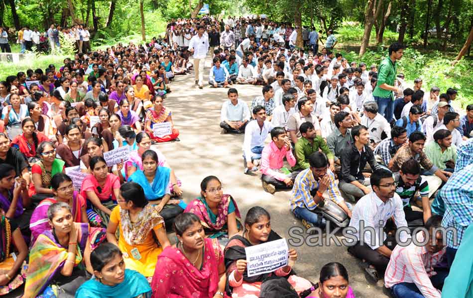 Students Staged A Dharna With The Dead Body Of Rishikeswari - Sakshi12