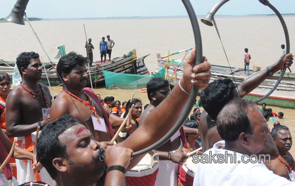 holy pushkaralu comes to twelfth day - Sakshi4