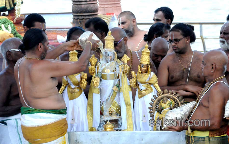 holy pushkaralu comes to twelfth day - Sakshi9