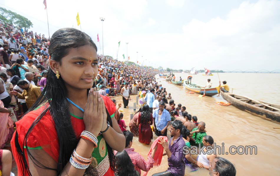 holy pushkaralu comes to twelfth day - Sakshi16