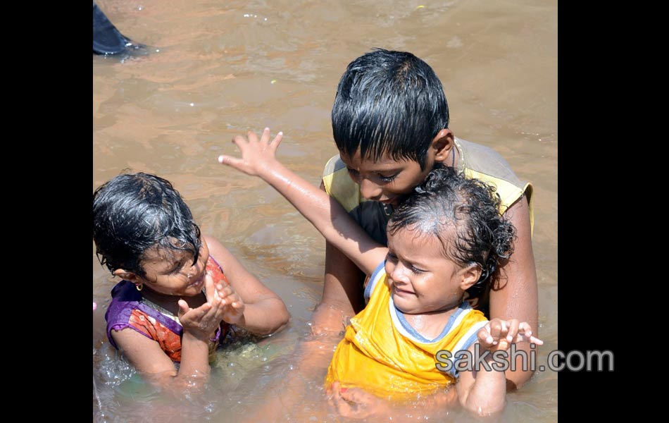 holy pushkaralu comes to twelfth day - Sakshi25