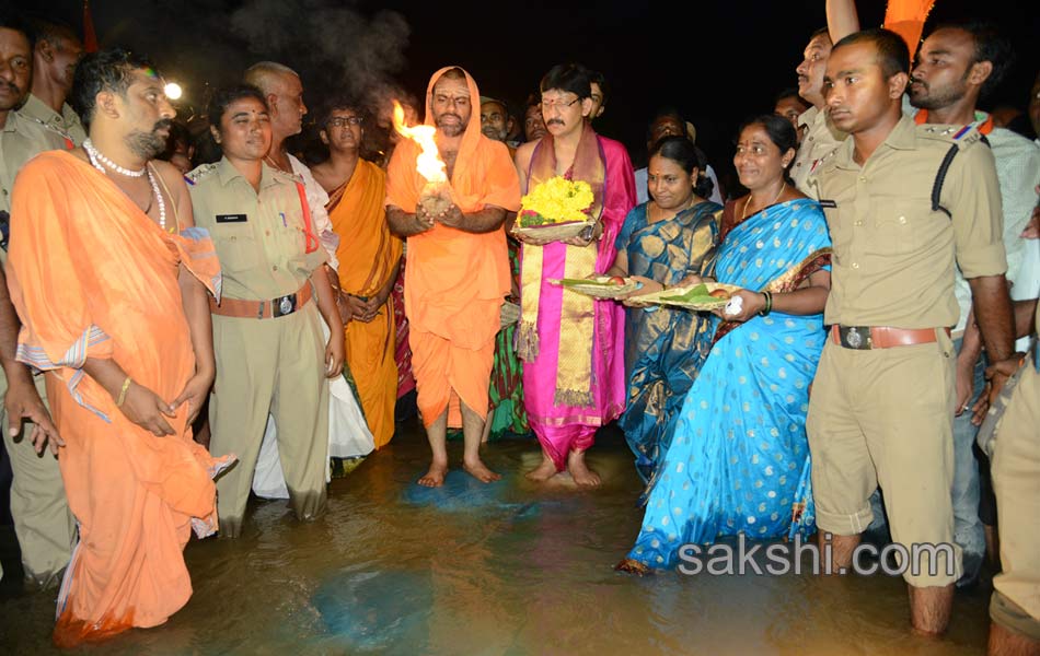 Godavari pushkaralu closing ceremony4