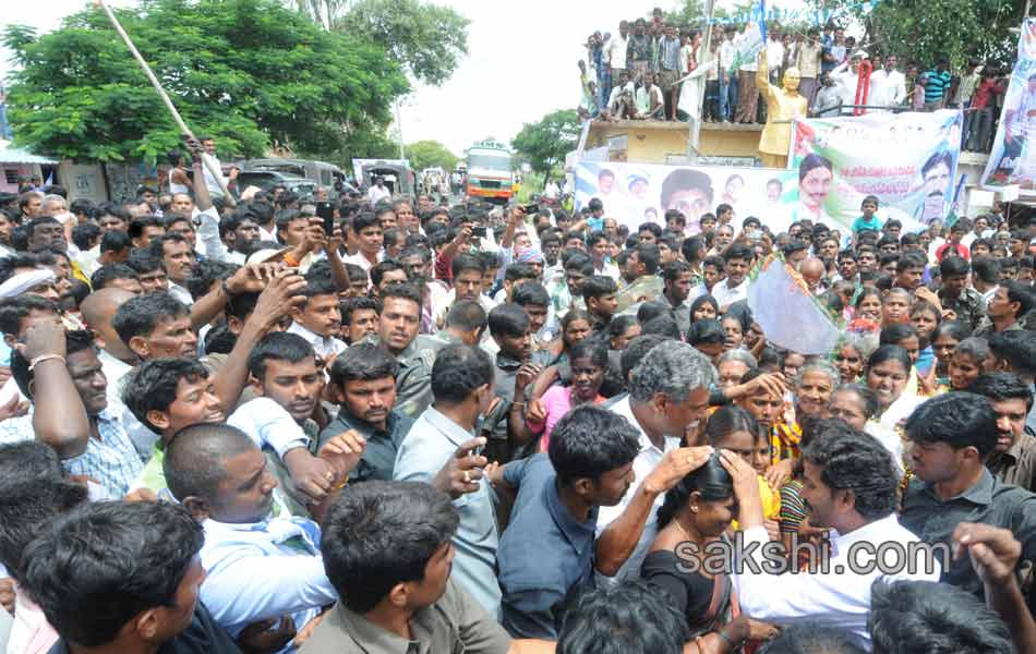 YS Jagan mohan reddy 6th day raithu bharosa yatra in ananthapuram - Sakshi6