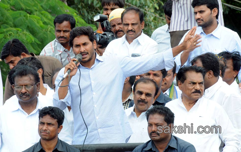 ys jagan Raithu Bharosa Yatra concluded in anantapur district - Sakshi1