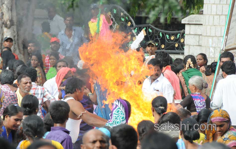 youth suicide attempts at congress party meeting in tirupathi - Sakshi1