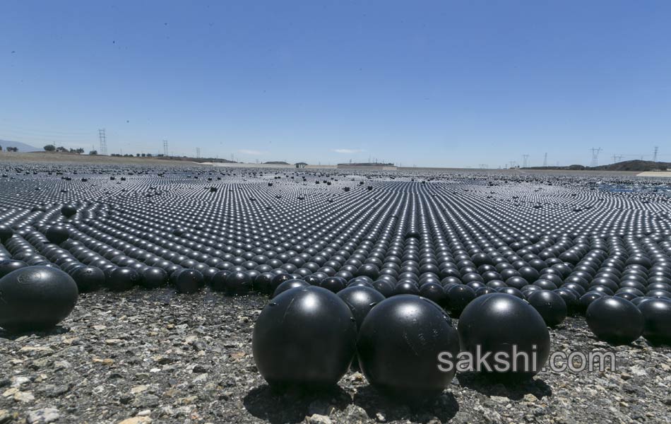 plastic balls threwn in to Reservoirs to save water in usa - Sakshi2