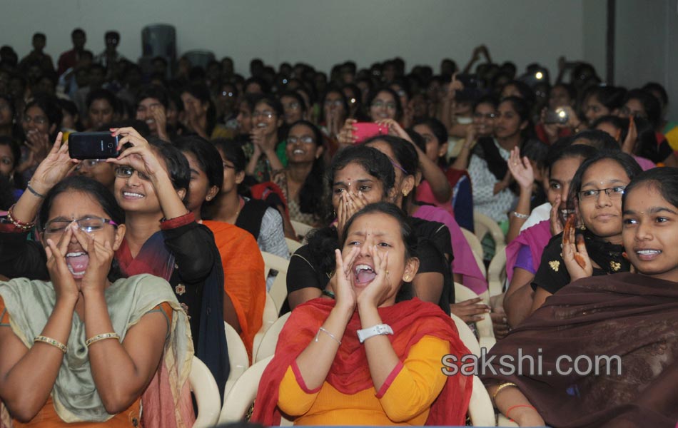 Freshers day celebrations at Anatapur JNTU college - Sakshi1