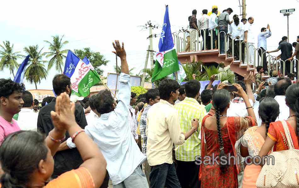 YS Jagan mohan reddy s to dharna at machilipatnam on kottamajeru deaths - Sakshi2