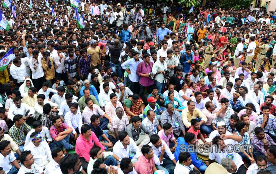 YS Jagan mohan reddy s to dharna at machilipatnam on kottamajeru deaths - Sakshi18