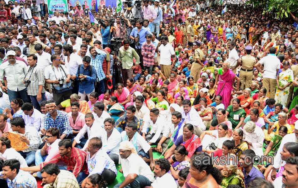 YS Jagan mohan reddy s to dharna at machilipatnam on kottamajeru deaths - Sakshi19