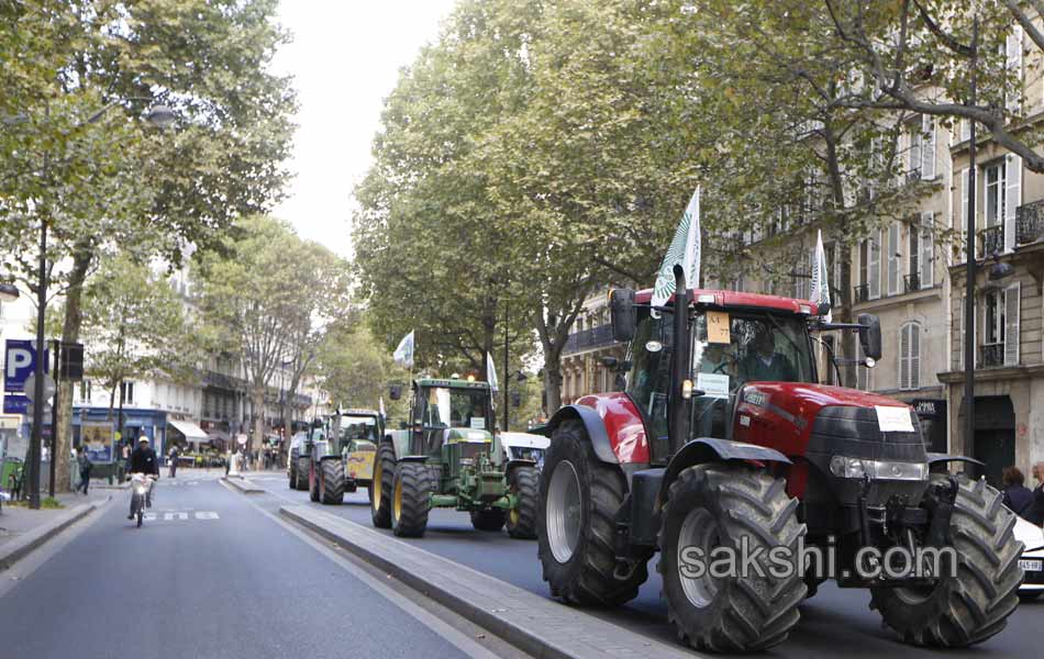 Tractors roll along a street in Paris4