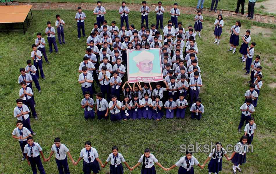 Modi in school students13