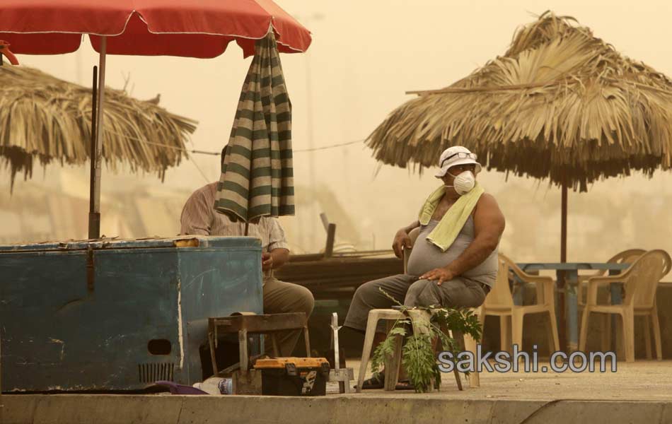 Unseasonal sandstorm hits Lebanon Syria1