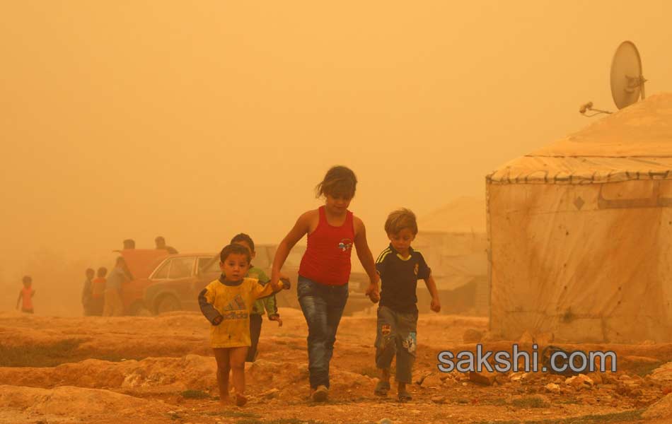 Unseasonal sandstorm hits Lebanon Syria4