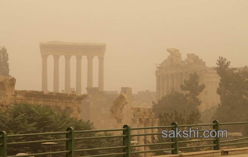 Unseasonal sandstorm hits Lebanon Syria11