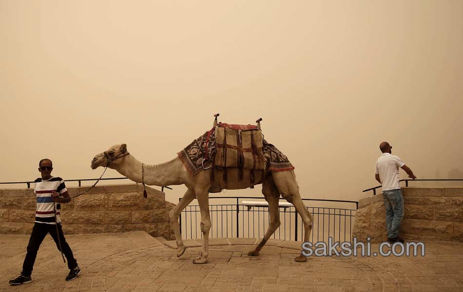 Unseasonal sandstorm hits Lebanon Syria13