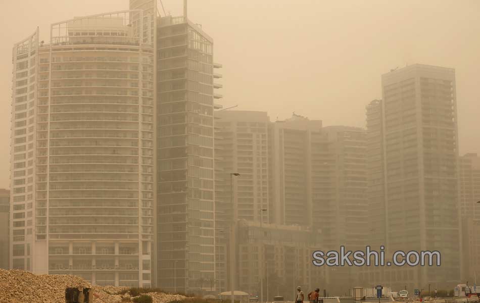 Unseasonal sandstorm hits Lebanon Syria20